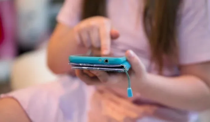 Estudo revela impactos da proibição do celular nas escolas dos EUA