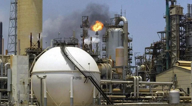 Paralisação da Maior Refinaria da Venezuela Após Falha de Energia Paralisação da Maior Refinaria da Venezuela Após Falha de Energia