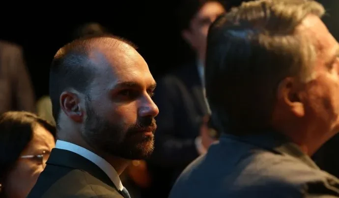 STF deve julgar ação penal contra Eduardo Bolsonaro; defesa pede adiamento