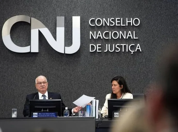 CNJ regulamenta alvarás para influenciadores mirins e promove regras de publicidade
