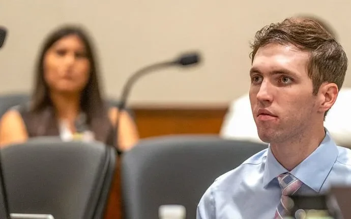 Defensores de Tyler Robinson pedem sanção contra promotores em caso de assassinato de Charlie Kirk Defensores de Tyler Robinson pedem sanção contra promotores em caso de assassinato de Charlie Kirk