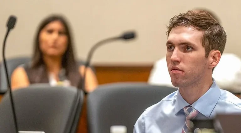 Defensores de Tyler Robinson pedem sanção contra promotores em caso de assassinato de Charlie Kirk