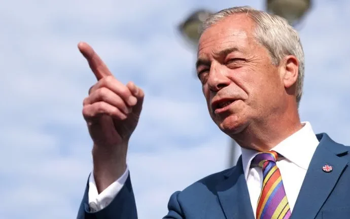 Nigel Farage critica governo britânico por suposta discriminação contra brancos
