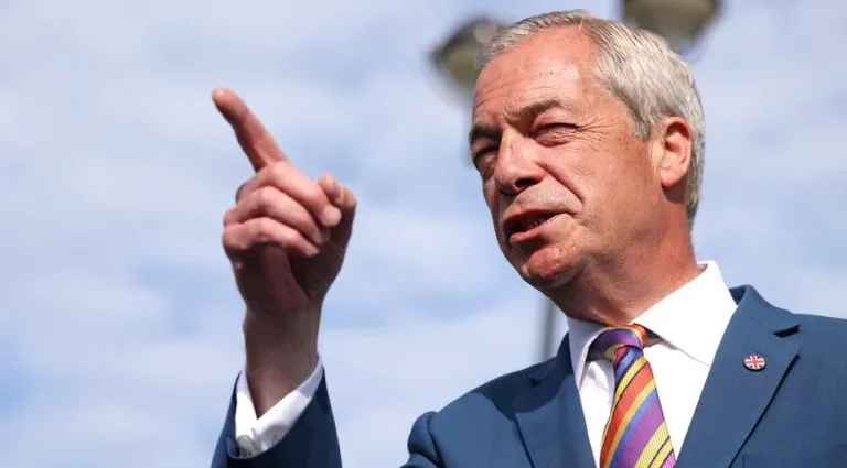 Nigel Farage critica governo britânico por suposta discriminação contra brancos