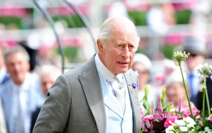 Apoio à monarquia britânica atinge nível mais baixo em 30 anos, aponta pesquisa