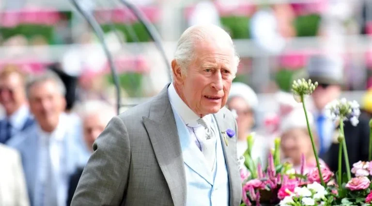Apoio à monarquia britânica atinge nível mais baixo em 30 anos, aponta pesquisa