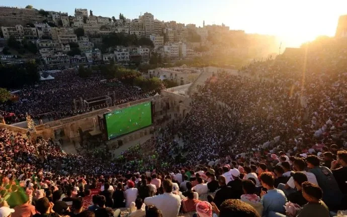 Tragédia em exibição pública: um morto e vários feridos em Amã durante jogo da Copa do Mundo