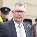 Político britânico renuncia ao título de cavaleiro após condenação por abuso infantil