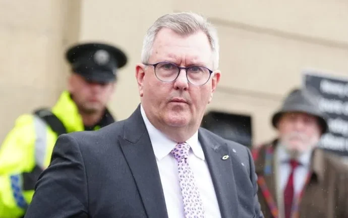 Político britânico renuncia ao título de cavaleiro após condenação por abuso infantil