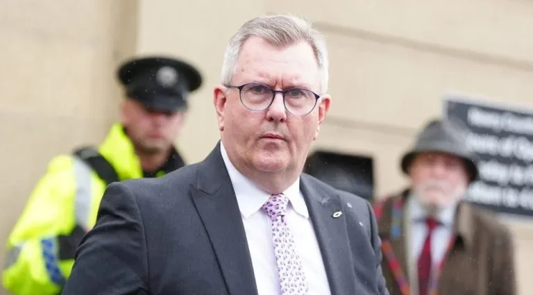 Político britânico renuncia ao título de cavaleiro após condenação por abuso infantil