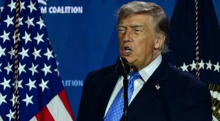 Trump ameaça tarifas de 100% sobre países que taxarem gigantes da tecnologia dos EUA Trump ameaça tarifas de 100% sobre países que taxarem gigantes da tecnologia dos EUA