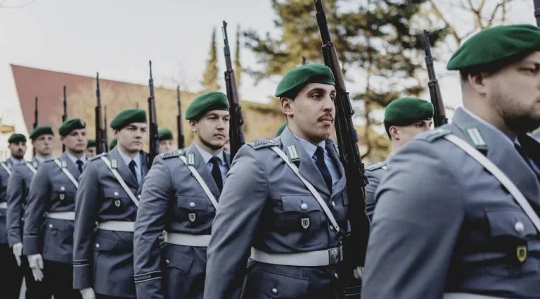 Alemanha pode reintroduzir conscrição até julho de 2027, afirma parlamentar