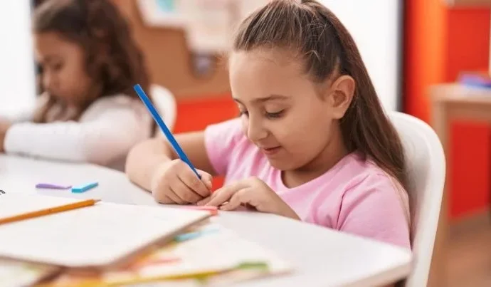 Suécia retoma uso de livros impressos e lápis nas salas de aula Suécia retoma uso de livros impressos e lápis nas salas de aula