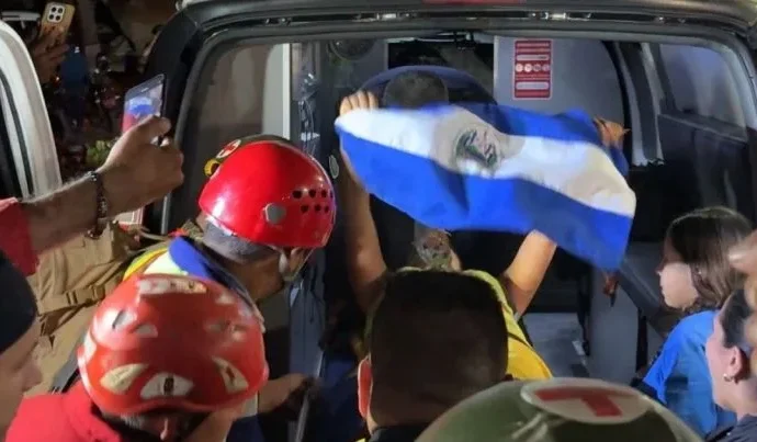 Resgate emocionante na Venezuela: adolescente e cachorro são salvos de escombros