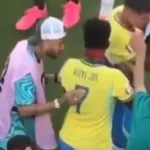 Neymar orienta Vini Jr. e Bruno Guimarães durante jogo da Seleção contra Marrocos