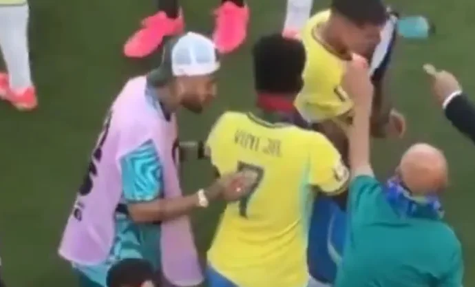 Neymar orienta Vini Jr. e Bruno Guimarães durante jogo da Seleção contra Marrocos