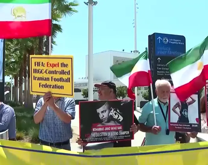 MANIFESTANTES PEDEM EXCLUSÃO DO IRÃ DA COPA ANTES DE ESTREIA NOS EUA MANIFESTANTES PEDEM EXCLUSÃO DO IRÃ DA COPA ANTES DE ESTREIA NOS EUA