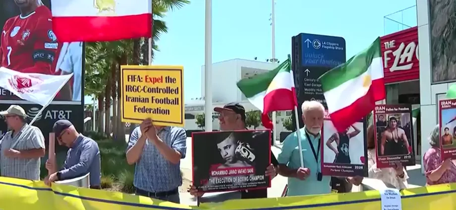 MANIFESTANTES PEDEM EXCLUSÃO DO IRÃ DA COPA ANTES DE ESTREIA NOS EUA