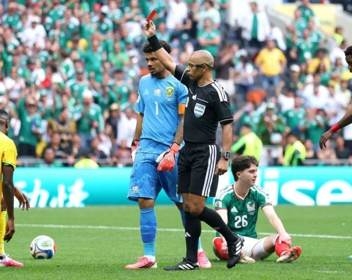 FIFA SUSPENDE MEIA POR TRÊS JOGOS APÓS EXPULSÃO NA ESTREIA DA ÁFRICA DO SUL FIFA SUSPENDE MEIA POR TRÊS JOGOS APÓS EXPULSÃO NA ESTREIA DA ÁFRICA DO SUL