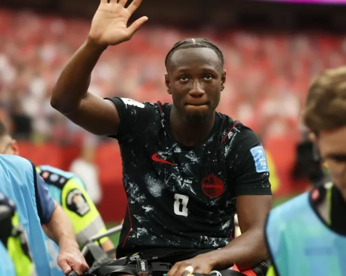 KONÉ FRATUROU TÍBIA E FÍBULA EM LANCE CHOCANTE NA COPA DO MUNDO KONÉ FRATUROU TÍBIA E FÍBULA EM LANCE CHOCANTE NA COPA DO MUNDO