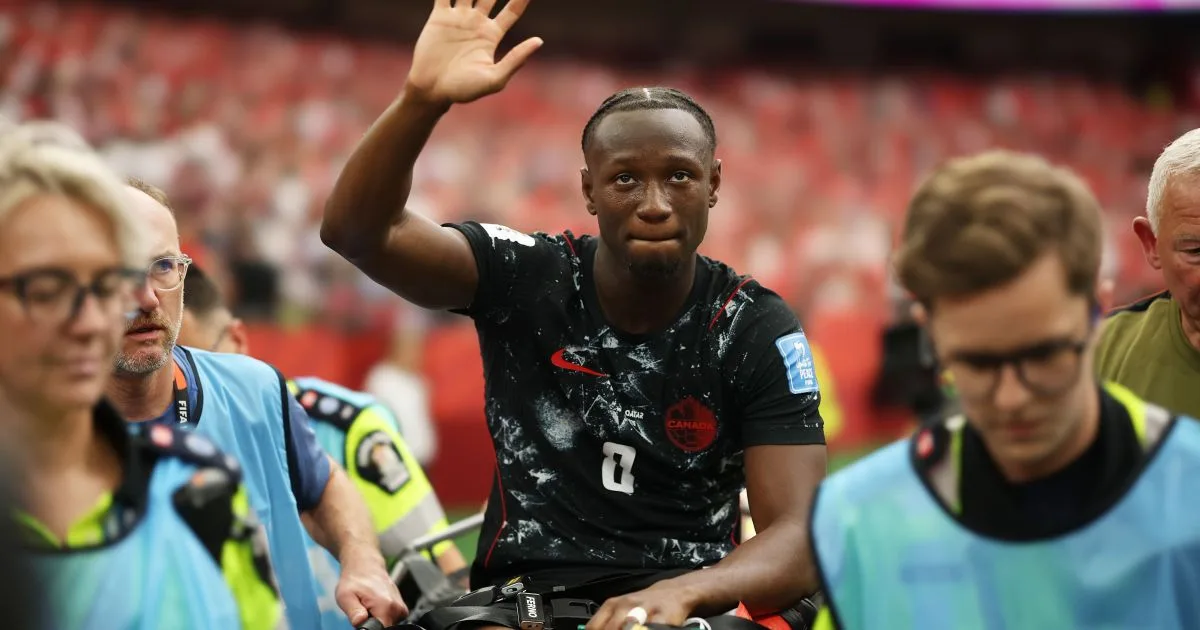 KONÉ FRATUROU TÍBIA E FÍBULA EM LANCE CHOCANTE NA COPA DO MUNDO