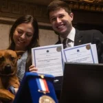 Cão resgatado é homenageado na Câmara Municipal do Rio de Janeiro