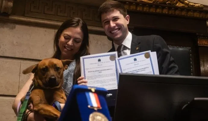 Cão resgatado é homenageado na Câmara Municipal do Rio de Janeiro