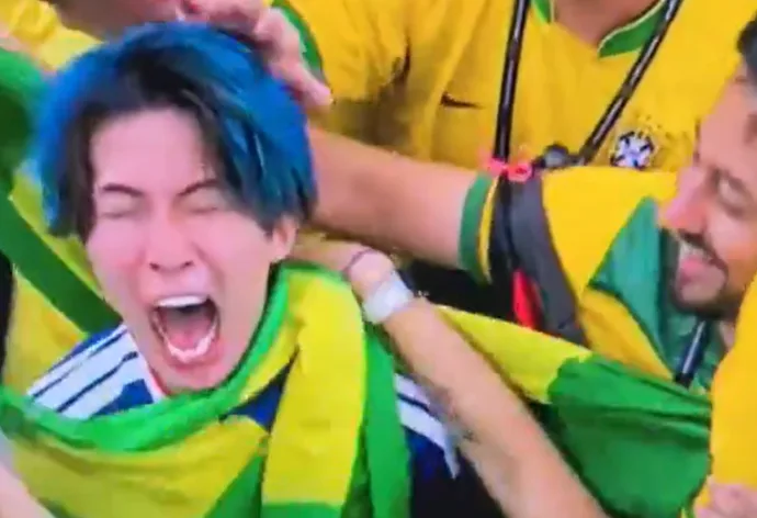 TORCEDOR DO JAPÃO É CONSOLADO POR BRASILEIROS APÓS VIRADA NA COPA
