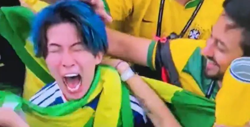 TORCEDOR DO JAPÃO É CONSOLADO POR BRASILEIROS APÓS VIRADA NA COPA