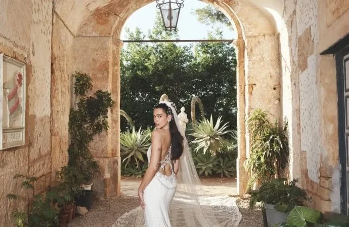Dua Lipa revela fotos exclusivas de sua festa de casamento com Callum Turner