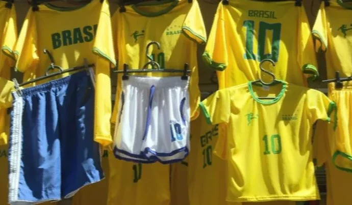 Vendas de produtos da seleção brasileira disparam antes da estreia na Copa do Mundo Vendas de produtos da seleção brasileira disparam antes da estreia na Copa do Mundo