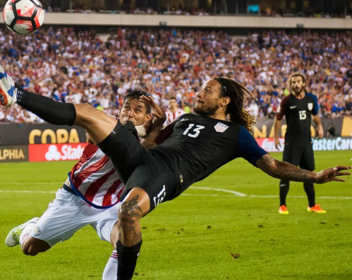 EUA LEVAM VANTAGEM EM CONFRONTOS COM O PARAGUAI NA COPA DO MUNDO