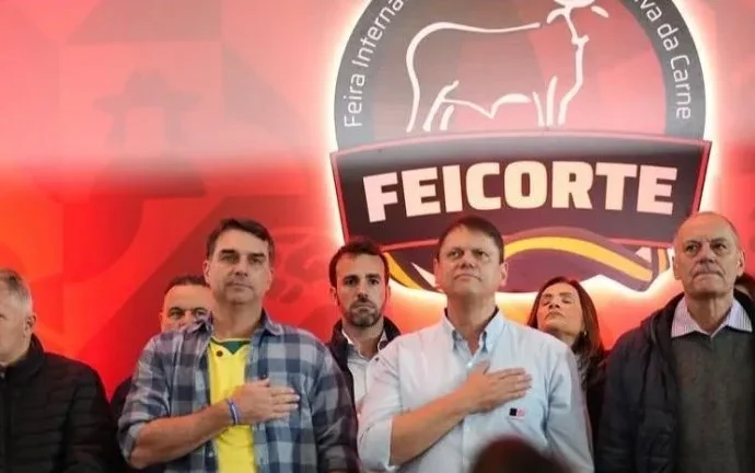 Flávio Bolsonaro e Tarcísio de Freitas reforçam apoio ao agro em evento no interior de SP