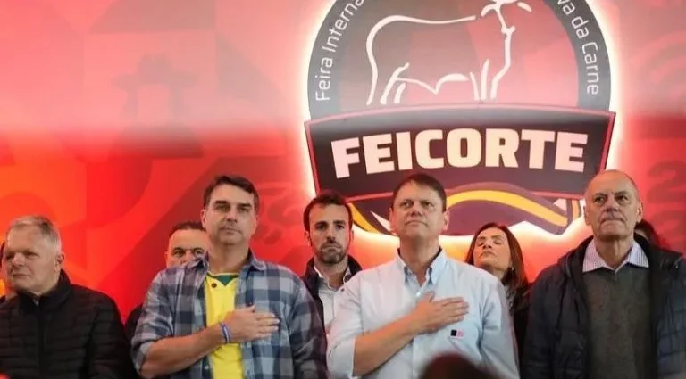 Flávio Bolsonaro e Tarcísio de Freitas reforçam apoio ao agro em evento no interior de SP