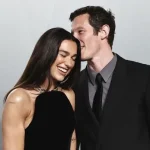 Dua Lipa e Callum Turner são flagrados em momentos românticos durante lua de mel na Itália