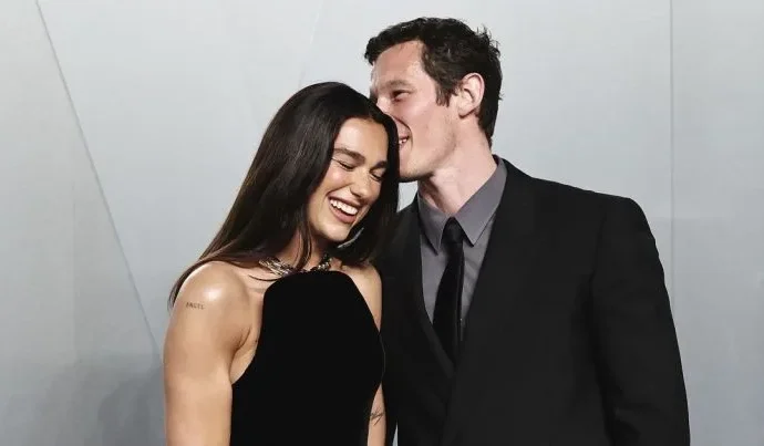 Dua Lipa e Callum Turner são flagrados em momentos românticos durante lua de mel na Itália