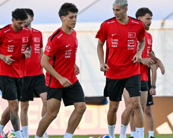 ARDA GÜLER LIDERA GERAÇÃO DA TURQUIA EM RETORNO À COPA DO MUNDO ARDA GÜLER LIDERA GERAÇÃO DA TURQUIA EM RETORNO À COPA DO MUNDO