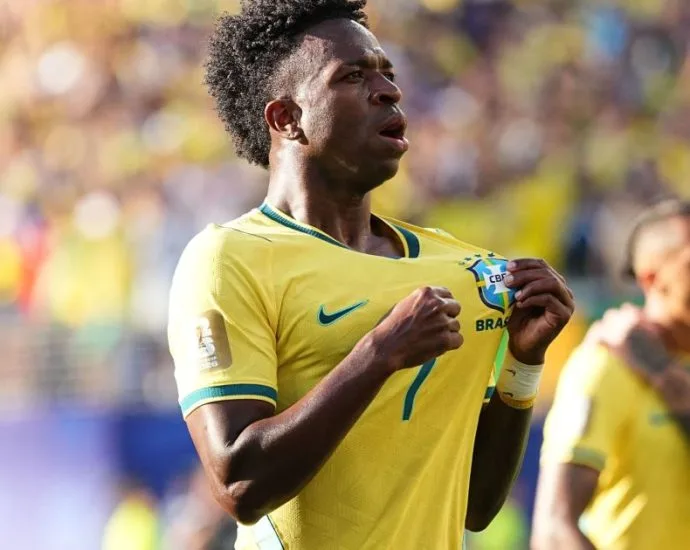 VINI JR. SE RECUSA A RESPONDER PERGUNTA EM ESPANHOL: "ESTOU COM O BRASIL"