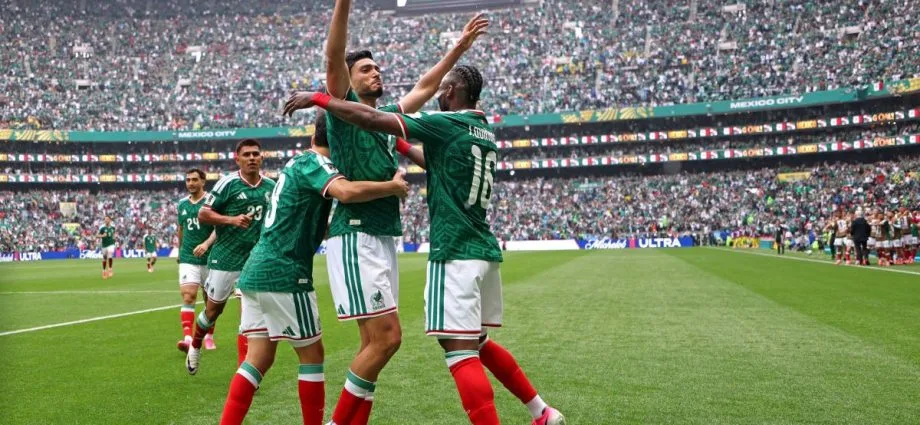 MÉXICO NA COPA: RAÚL JIMÉNEZ E SEU PROTETOR DE CABEÇA MÉXICO NA COPA: RAÚL JIMÉNEZ E SEU PROTETOR DE CABEÇA