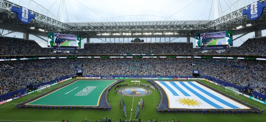 COPA: SAIBA POR QUE A BANDEIRA DA ARÁBIA SAUDITA NÃO PODE TOCAR NO GRAMADO