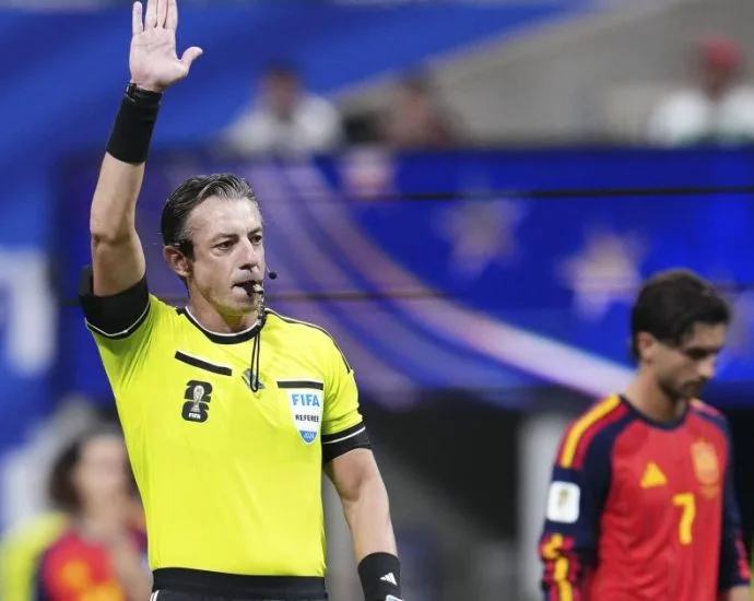 CLAUS ESTREIA NA COPA COM ARBITRAGEM TRANQUILA E VAR DEMORADO