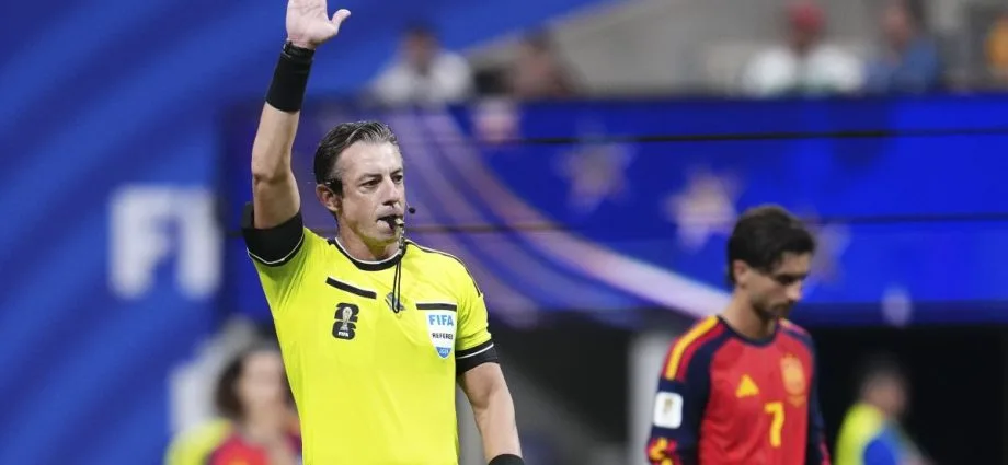CLAUS ESTREIA NA COPA COM ARBITRAGEM TRANQUILA E VAR DEMORADO
