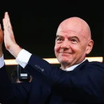 INFANTINO VAI AO VESTIÁRIO DO IRÃ APÓS ESTREIA E TÉCNICO DESABAFAR