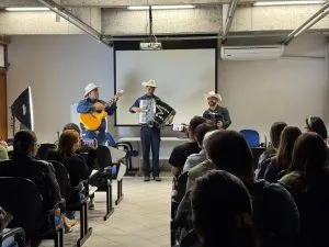 Jovem Acordeonista de Castilho Brilha em Encontro Regional de Educadores