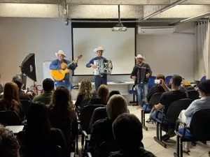 Jovem Acordeonista de Castilho Brilha em Encontro Regional de Educadores