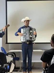 Jovem Acordeonista de Castilho Brilha em Encontro Regional de Educadores