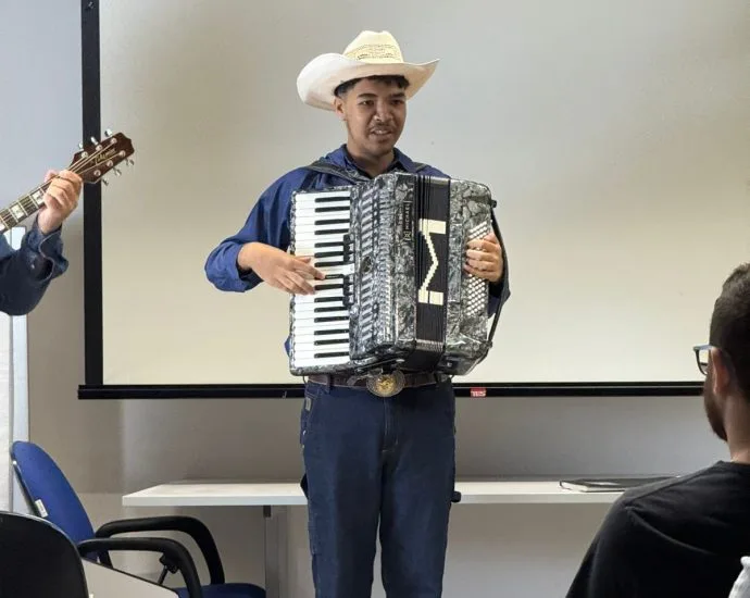 Jovem Acordeonista de Castilho Brilha em Encontro Regional de Educadores