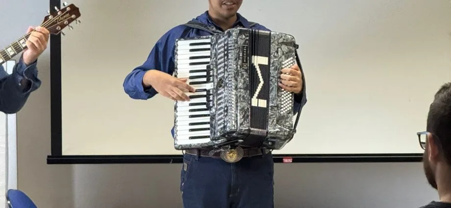 Jovem Acordeonista de Castilho Brilha em Encontro Regional de Educadores