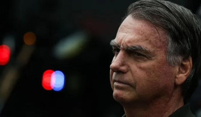 Ministro Moraes analisa possível alteração na prisão domiciliar de Bolsonaro após manifestação da PGR