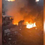 Incêndio atinge várias residências em Paraisópolis, SP
